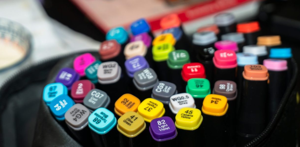 Personne comparant le prix de cartouches d’encre HP 301 sur un ordinateur portable.