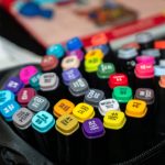 Personne comparant le prix de cartouches d’encre HP 301 sur un ordinateur portable.