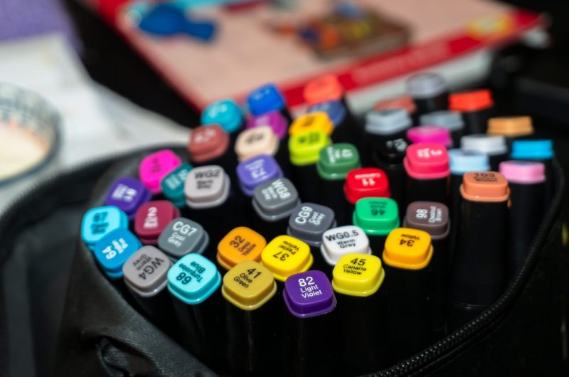 Personne comparant le prix de cartouches d’encre HP 301 sur un ordinateur portable.